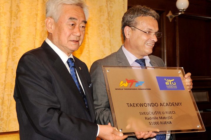 Dr. Chungwon Choue i rektor prof. dr. Pero Lučin - sudionici jučerašnjeg potpisivanja sporazuma u Rektoratu Sveučilišta / Snimio I. TOMIĆ