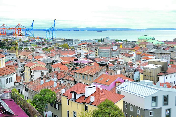 Grad Rijeka izdvojit će  desetak milijuna kuna iz spomeničke rente za sanaciju pročelja i krovišta 14 stambenih objekata u najužem centru/ Foto Vedran KARUZA