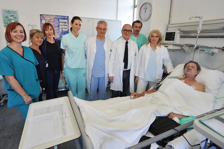 Pacijent Ivan Jakuc s medicinskim timom predvođenim prof. dr. Željkom Županom i doc. dr. Igorom Medvedom / Foto S. DRECHSLER