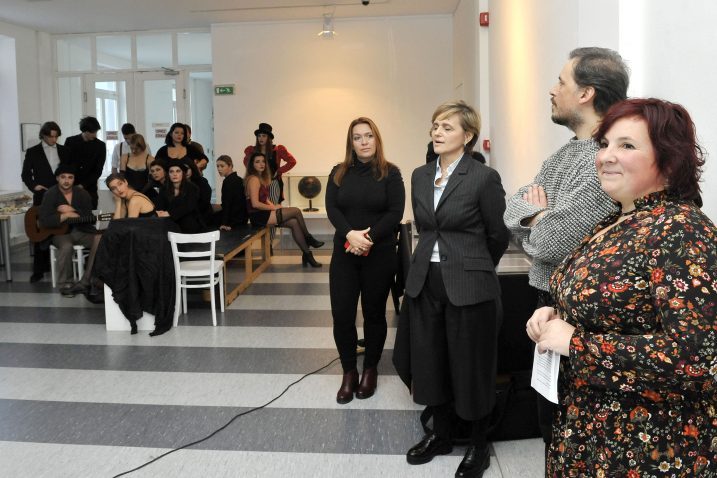 Melinda Kostelac, Snježana Prijić Samaržija, Damir Stojnić i Letricija Linardić i dio ansambla predstave »Cabaret Brecht« / Snimio Silvano JEŽINA