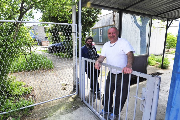 Portir i »dežurni« čuvar pogona jedini su ostali u tvornici / Snimio Marin ANIČIĆ