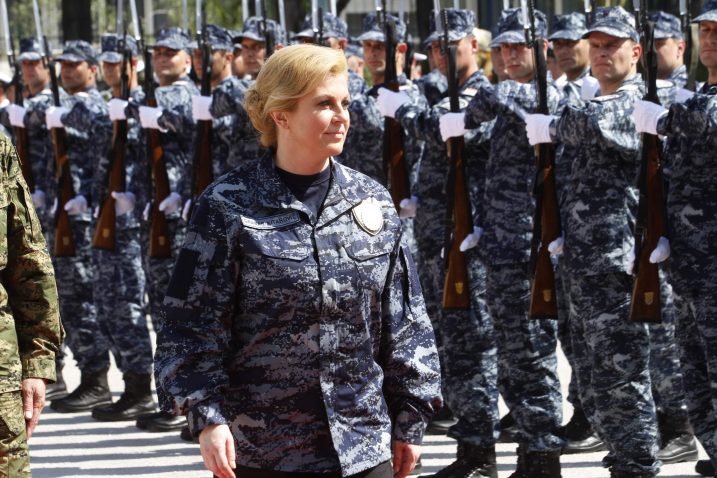 U-tisini-promijenjen-pravilnik-Predsjednica-Grabar-Kitarovic-sada-legalno-moze-nositi-vojnu-uniformu-717x478.jpg