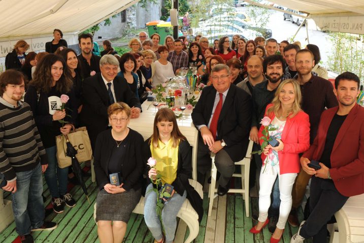 Za uspomenu – nagrađeni na okupu na terasi kafića »Cukar i kafe« / Snimio Marko GRACIN
