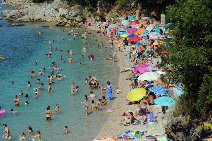 Prenapučene plaže s mnoštvom kupača prava su meka za lopove / Snimio Marko GRACIN