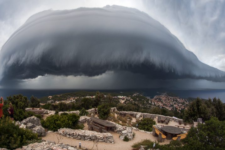 Moćna fotografija takozvanog shelf oblaka, kojom je Sandro Puncet oluju iznad Lošinja pretvorio u umjetnost lijepu oku