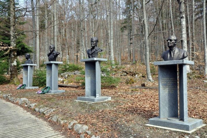 Brončani kipovi četvorice slovenskih partizanskih vođa iz II. svjetskog rata ukradeni su proteklog vikenda iz »Baze 40«  / Foto STA