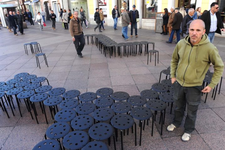 Stolice mogu poslužiti za sjedenje, a mogu se i razmjestiti – Dražen Vitolović / Foto M. GRACIN