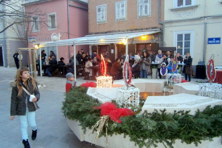 Upaljena prva adventska svijeća na spomen-fontani Vinodolskog zakona i zasjala očima najmlađih / Snimio Franjo DERANJA