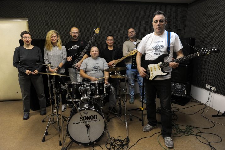 Deaf Band Dlan – dobro zapamtite ime tog rock benda, jer oni su, njih sedmero koji ga čine, dokaz da život može biti čudesan ako ga takvim sami učinimo / Foto Davor KOVAČEVIĆ