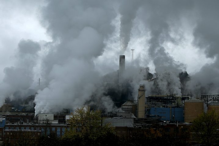 Glavni izvori finih čestica su motorna vozila, TE, loženje drva i ugljena u individualnim ložištima, šumski požari... / Foto REUTERS