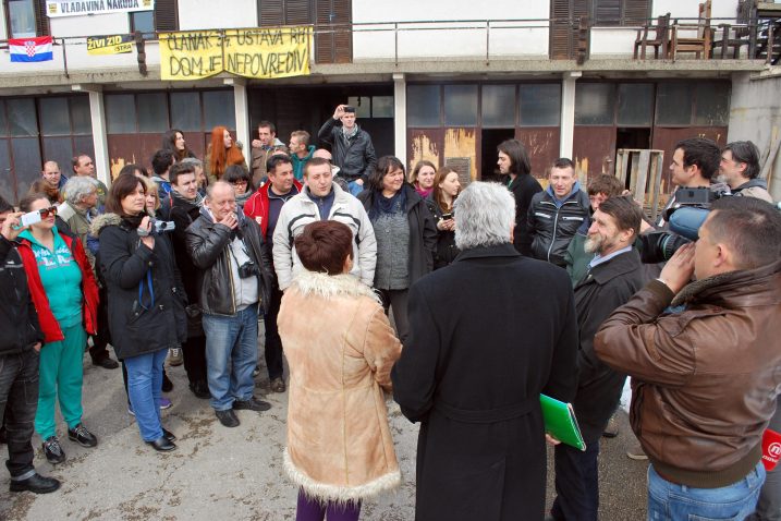 Sudskom ovršitelju (okrenut leđima) ispriječio se živi zid! * Foto: M. KRMPOTIĆ