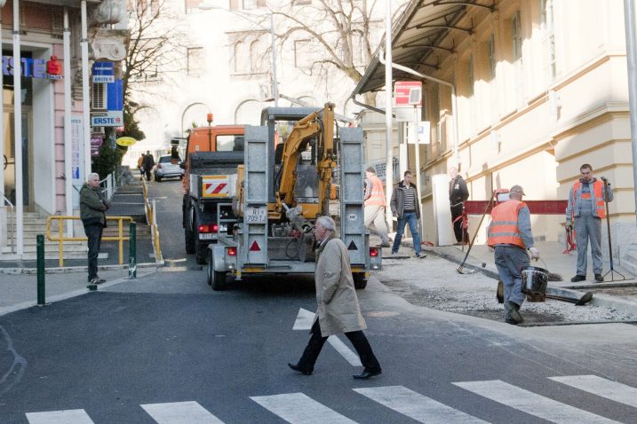 Predblagdanska »idila« jučer ispred tržnice u Opatiji / Foto M. ANIČIĆ