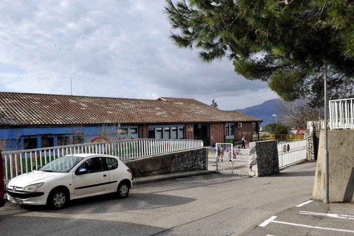 Vrata dvorišta zatvorena za automobile, a roditeljima je namijenjeno pet parkirnih mjesta izvan dvorišta / Foto Silvano JEŽINA