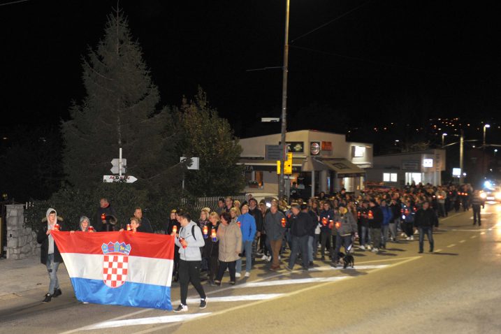 Duga i dostojanstvena kolona sjećanja u Viškovu / Snimio Vedran KARUZA