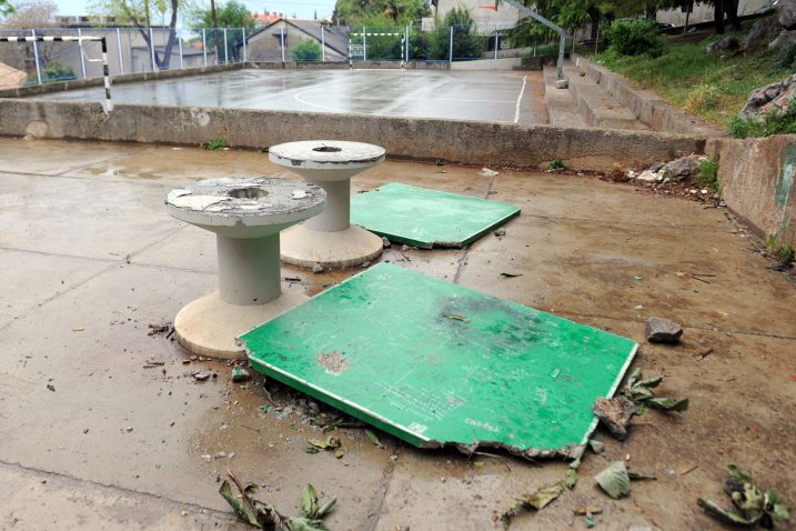 Vandali su uništili sportske sprave na igralištu na Krnjevu / snimio V. KARUZA