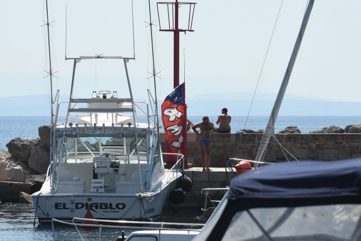 Bušenje mula nije dozvoljeno, ali se ipak dogodilo. Reklama za čije je postavljanje probušen vološćanski mul /  Snimio M. ANIČIĆ