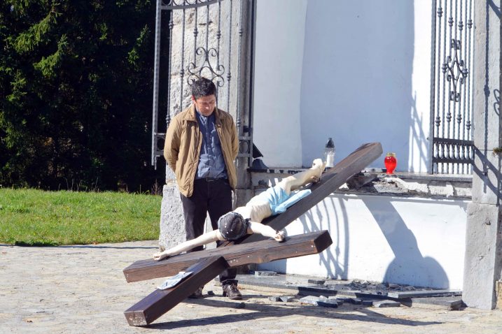 Velečasni Ćibarić kraj srušenog Krista / Foto M. Krmpotić