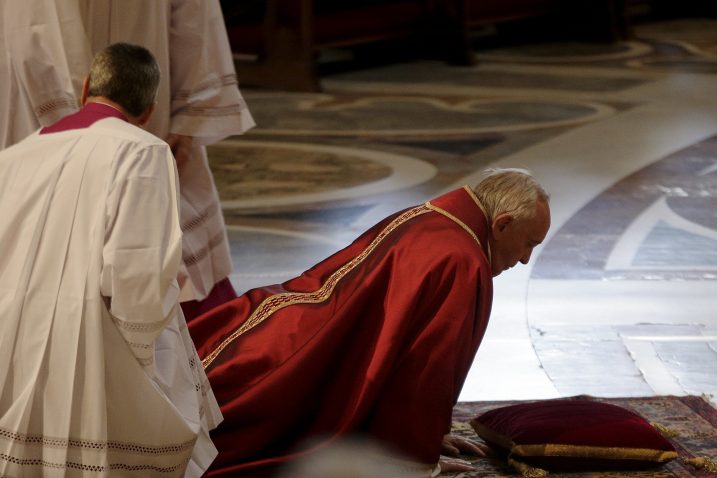 Papa Franjo predvodio je obrede Kristove muke na Veliki petak / Foto Reuters
