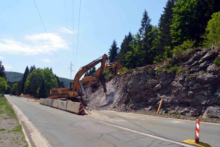 Ove i naredne godine sanirano će biti 12 km »stare« ceste od Delnica do Špičunka / snimio M. KRMPOTIĆ