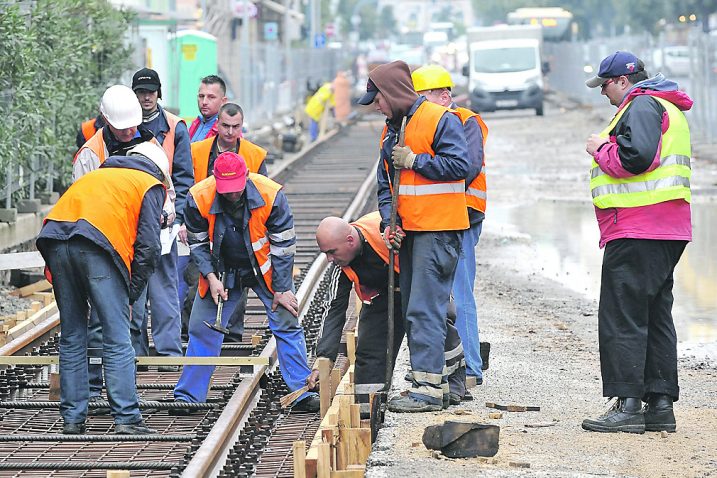Istraživanje pokazuje da muškarci prosječno odrade više plaćenih sati od žena / Foto Sergej DRECHSLER