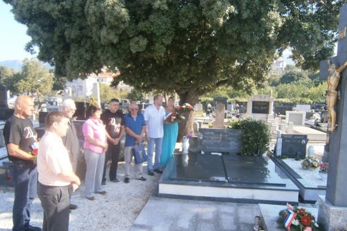Polaganje vijenaca i paljenje svijeća  u Novom Vinodolskom / Foto F. DERANJA