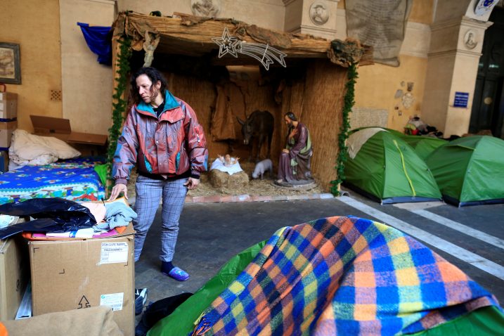Angela Grossi kraj svog šatora u bazilici sv. Apostola; Mali Isus imao je bolje uvjete života nego ona i njena dva dječaka /  REUTERS