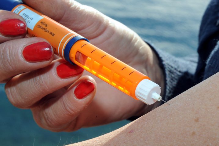 Davanje injekcije inzulina / Foto S. JEŽINA