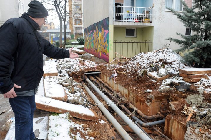 Dragutin Marohnić uz kanal u Ulici Gustava Krkleca 16 na Srdočima  / Snimio Vedran KARUZA