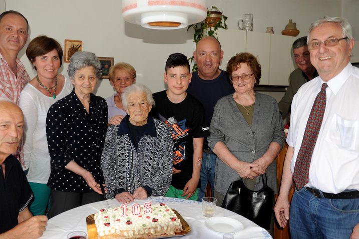 Uvijek sam živjela zdravo – Vjera Matešić okružena najbližima / Snimio Ivica TOMIĆ