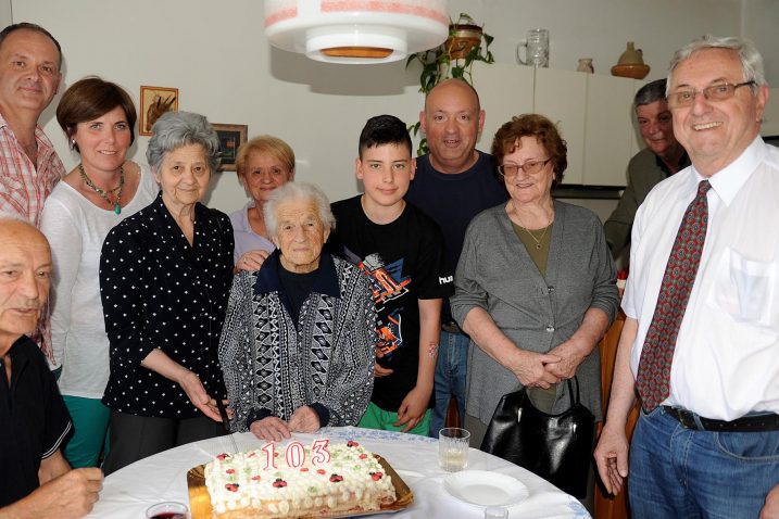 Uvijek sam živjela zdravo –  Vjera Matešić okružena najbližima / Snimio Ivica TOMIĆ