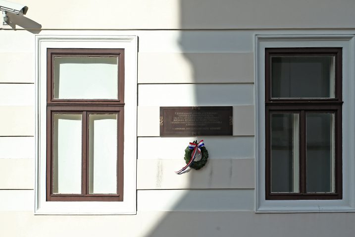 Ploča je postavljena na 20. objetnicu raketiranja Banskih dvora / Foto S. STRUKIĆ/PIXSELL