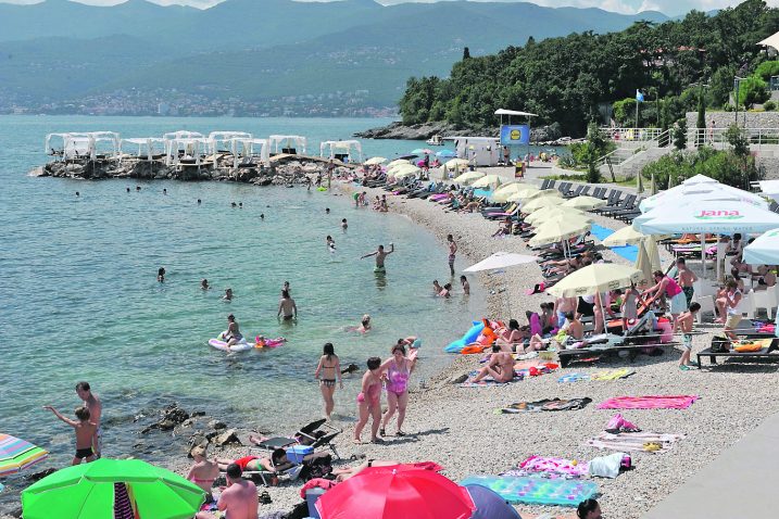 Plaža Ploče – u sporu Grada i koncesionara zasad vodi Hemingway bar, čeka se odluka Upravnog suda / Foto: S. DRECHSLER
