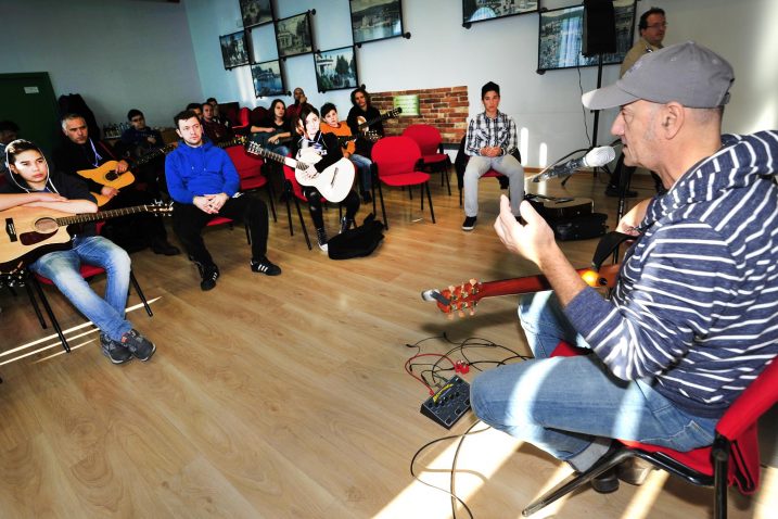 Polaznici trodnevne radionice gitare Polaznici trodnevne radionice gitare i »kralj žica« / Foto M. ANIČIĆ