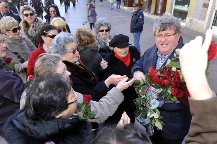 Članovi riječkog SDP-a opet će dijeliti ruže na Korzu / Foto. M. GRACIN