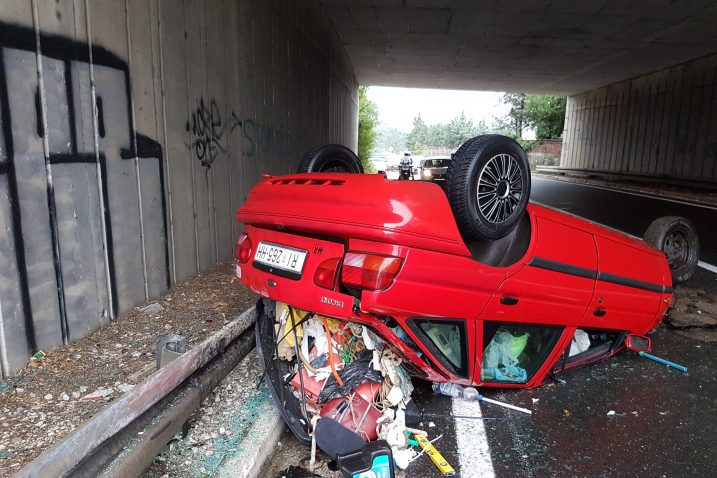 Ford escort završio je na krovu / arhiva NL