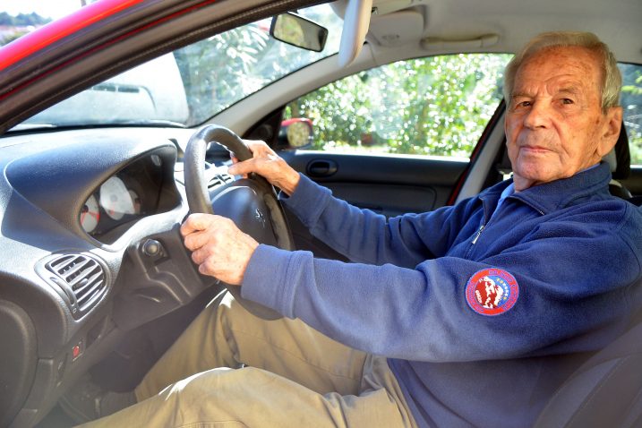 Anton Gregorić za upravljačem svog automobila / snimio M. SARDELIN