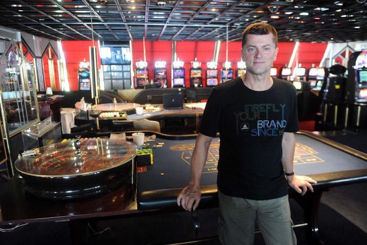 Kocka je bačena – Hrvoje Vincetić kraj stola na kojem će se već od 1. srpnja zabavljati igrači i »bacati kockice« / Snimio Roni BRMALJ