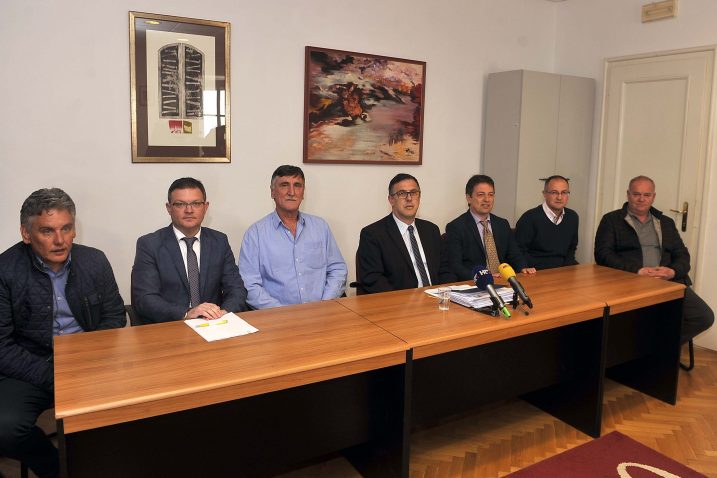 Petorica općinskih vijećnika »Bolje Kostrene«, SDP-a i PGS-a, Milan Tićak i načelnik Dražen Vranić na zajedničkoj presici / Snimio Vedran KARUZA