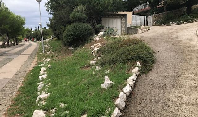 Dozvola za izgradnju garaže izdana je 2009. i to baš s prilazom na sporan put, jer drugi tu niti ne postoji