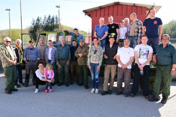 Zajedničko druženje sudionika nakon akcije, kod Vatrogasnog doma / Snimio Marin ANIČIĆ