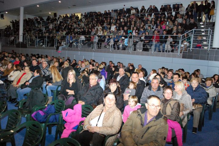 Brojni posjetitelji u dvorani u Bogovićima vidno ganuti odazivom otočana – Teovi roditelji Davor i Tina Jelenović