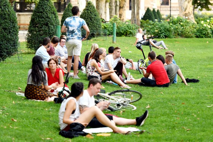 Stranci su Zagrepčanima prije koju godinu otkrili kako bi parkovi trebali služiti upravo tome – odmoru / Foto Denis LOVROVIĆ