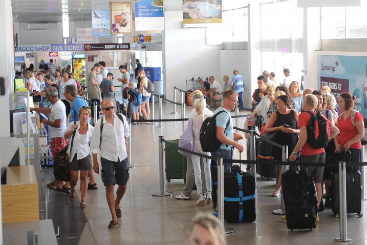 Aerodrom na Krku više ne izgleda kao vremeplov iz sedamdesetih, već kao sasvim ugodna mala zračna luka sa svim uobičajenim sadržajima / Foto Sergej DRECHSLER