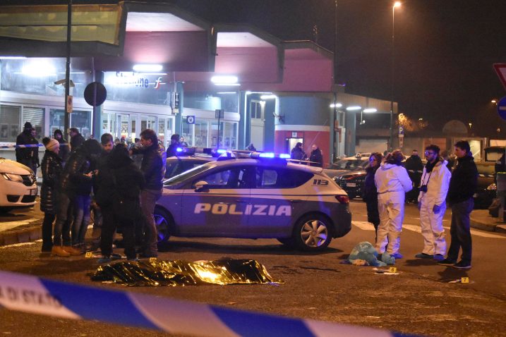 Forenzičari na mjestu pucnjave u Milanu / Reuters