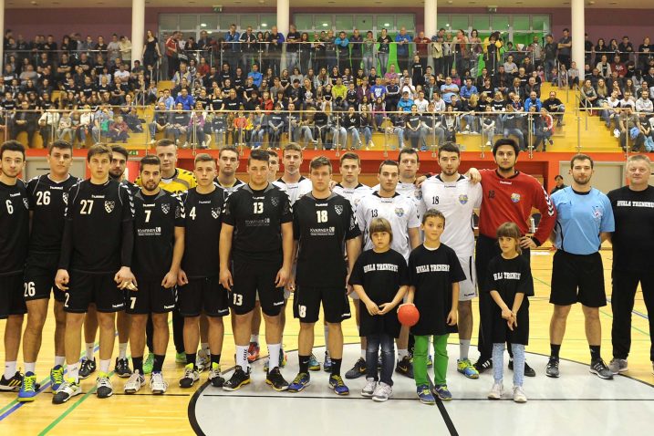 Rukometaši »Matulja 2001.« i »ZG Dubrave« te suci s djecom Zvonimira Lenžera –  Hannah, Mateom i Chiarom / Snimio Vedran Karuza