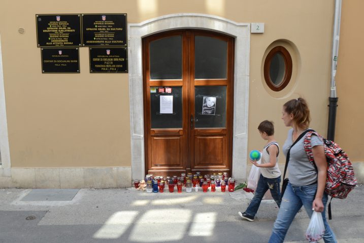 Svijeće ispred pulskog Centra za socijalnu skrb / Foto D. ŠTIFANIĆ / Glas Istre