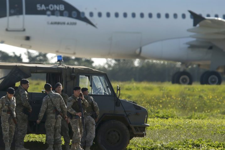 Malteški vojnici  okružili su zrakoplov u kojem otmičari drže 118 ljudi / Reuters
