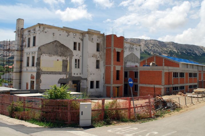 Škola je izvana već trebala biti gotova, a još nema ni krova ni stolarije / Snimio Mladen TRINAJSTIĆ