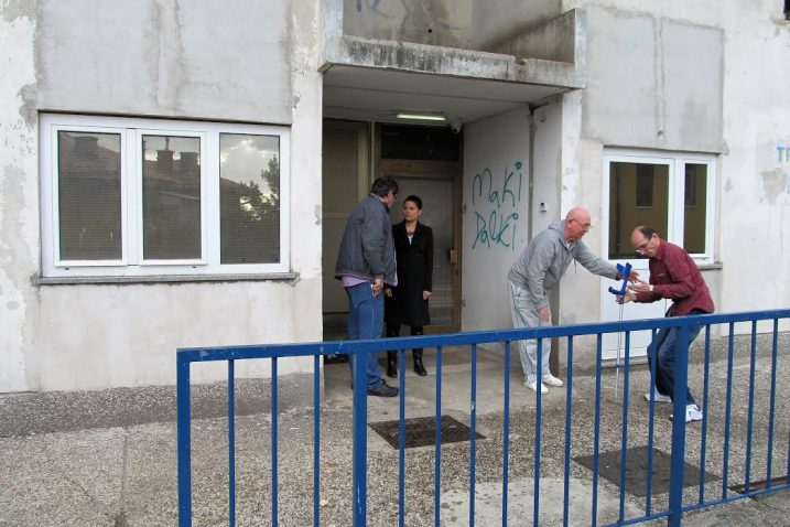 S problemom u neboderu u Čandekovoj upoznato Ministarstvo graditeljstva i građevinska inspekcija  - Zazidani južni ulaz/izlaz u neboderu  / arhiva NL