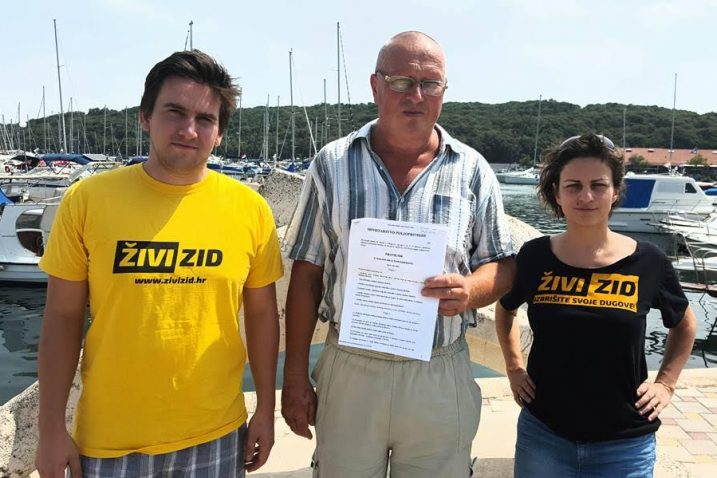 Aktivisti s rang listom dobitnika dozvole za mali obalni ribolov prema kojoj su stanovnici Istre zakinuti zahvaljujući diskriminatornim kriterijima / Foto Živi zid